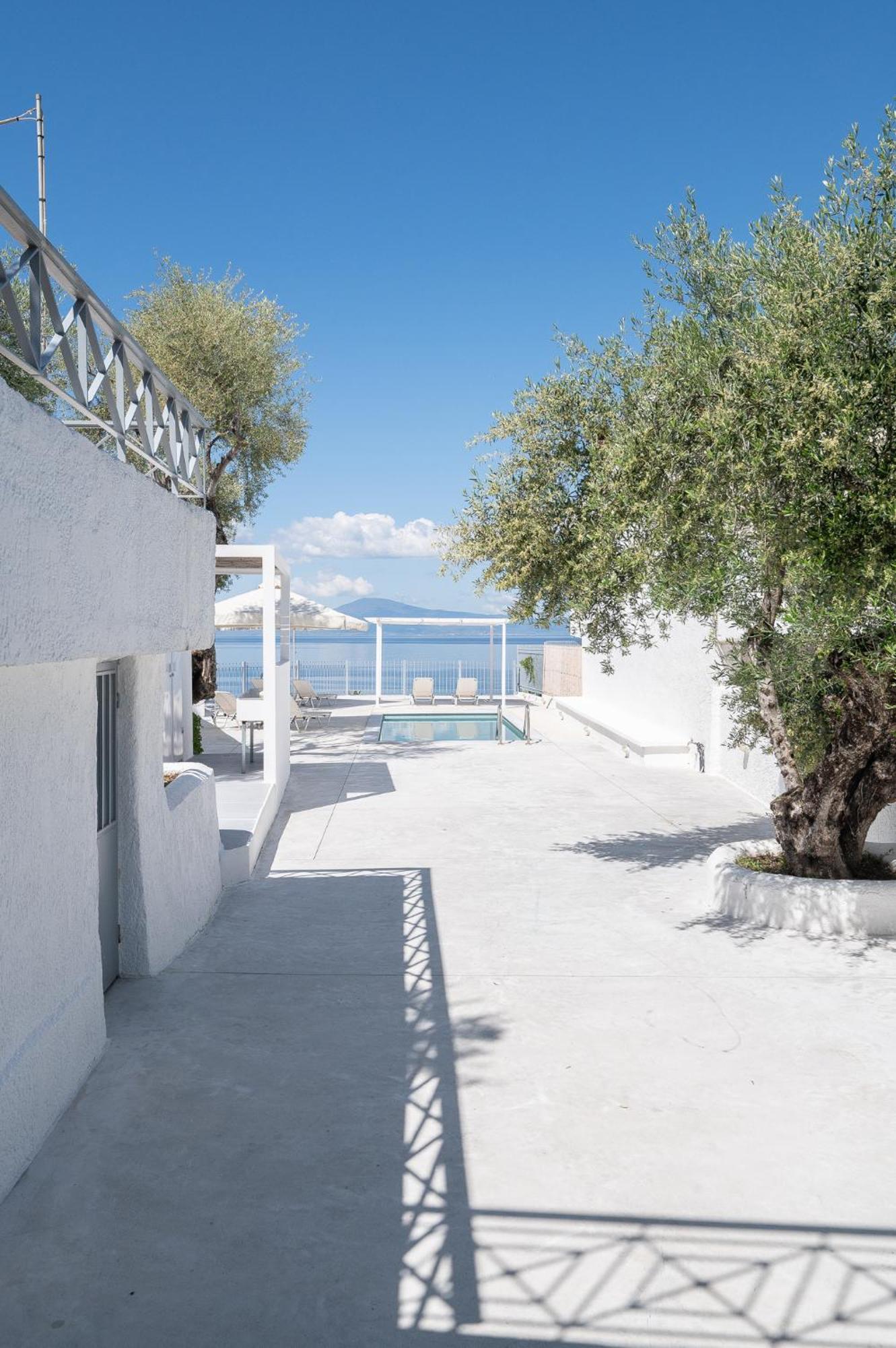 Pouletis Family Apartments - Akroyali Seaview Getaways Kalamata Exteriör bild